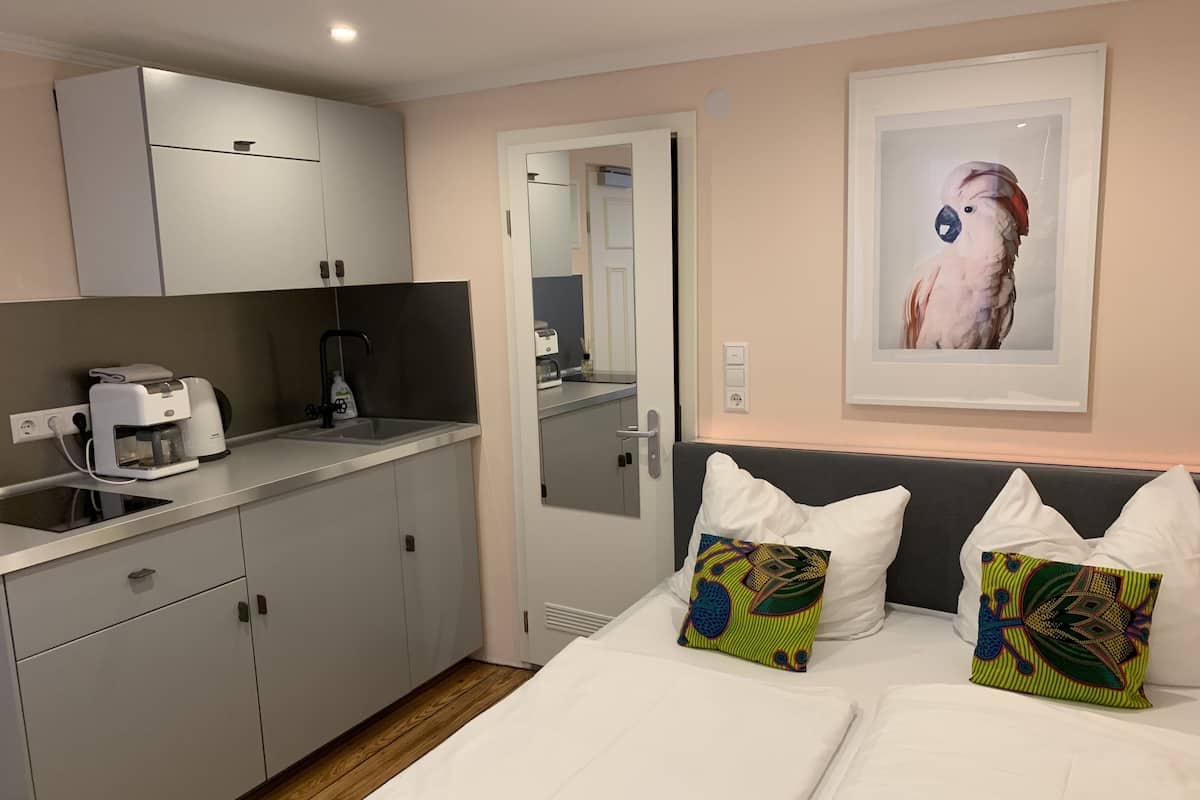City Apartment (Nr. 14) | Meja, langsir/tirai gelap terus, seterika/papan seterika, Wi-fi percuma