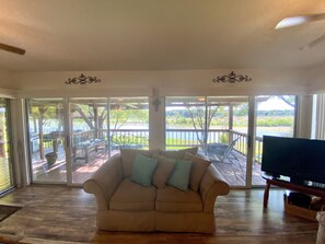 Smart TV, DVD player - Relax and Unwind at our Quiet LBJ Llano River Fishing Retreat - Dogs Welcome too (Kingsland)