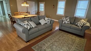 Smart TV, lareira, DVD player, livros