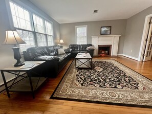 Smart TV, lareira, DVD player, livros