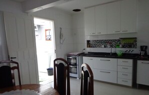 Fridge, microwave, oven, stovetop - CURITIBA-HOUSE WITH GARAGE, IN GATE CONDOMINIUM. (CURITIBA)