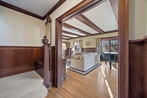 Smart-TV, peis, DVD-spiller og leker