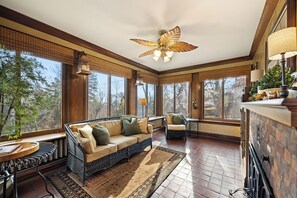 Smart-TV, peis, DVD-spiller og leker