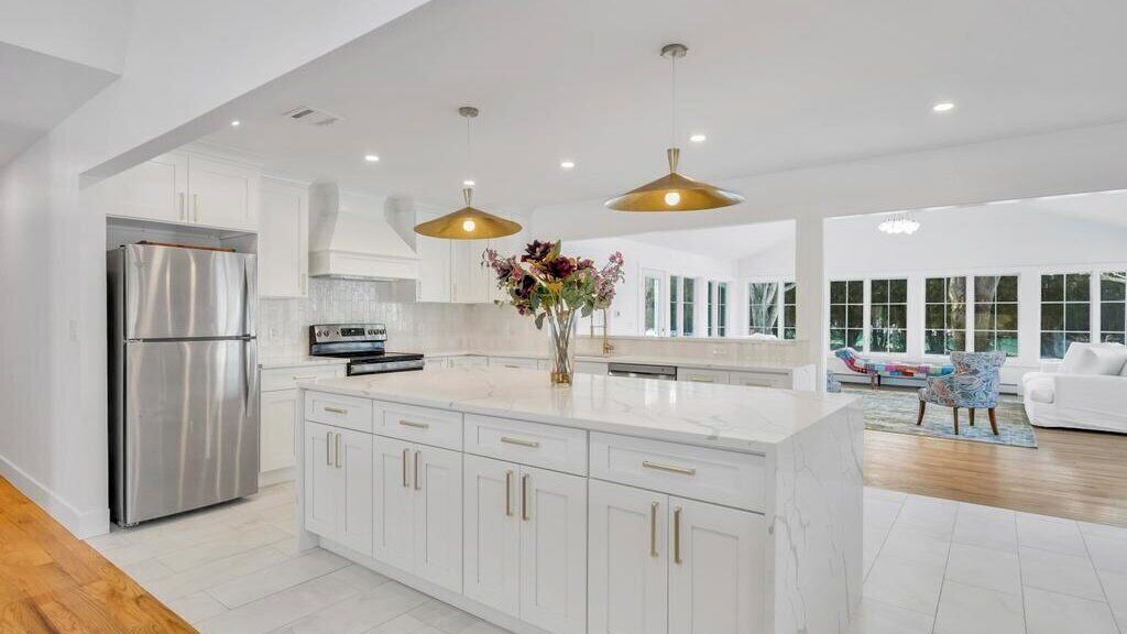 Microondas, horno, parrilla de estufa y utensilios de cocina 