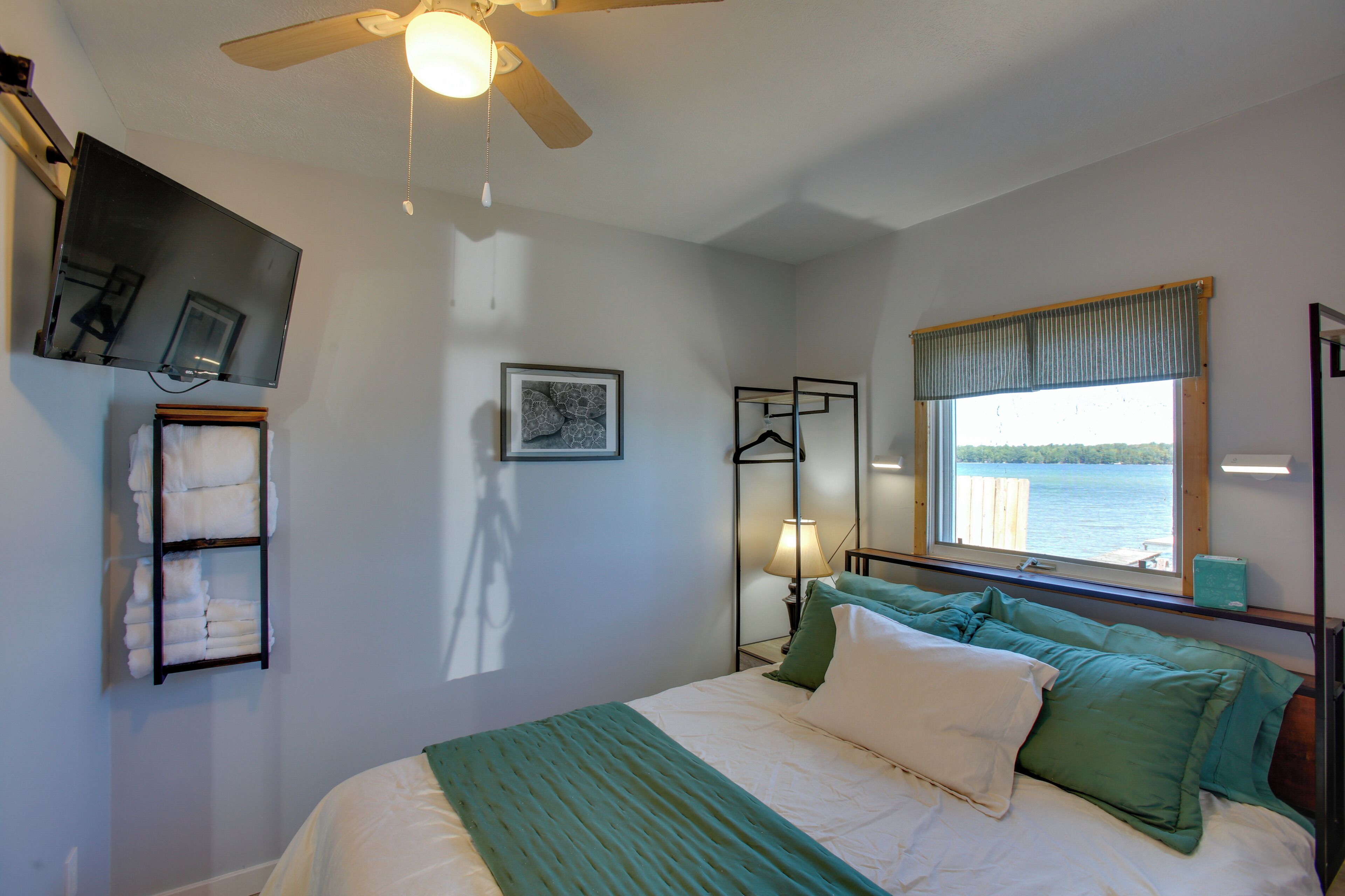 2 bedrooms, internet, bed sheets