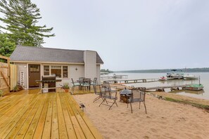 Outdoor dining - Private Beach & Dock: Little Traverse Lake Cottage (Maple City)