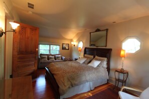 3 bedrooms, desk, iron/ironing board, travel crib