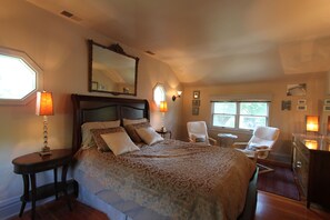 3 habitaciones, escritorio y tabla de planchar con plancha 