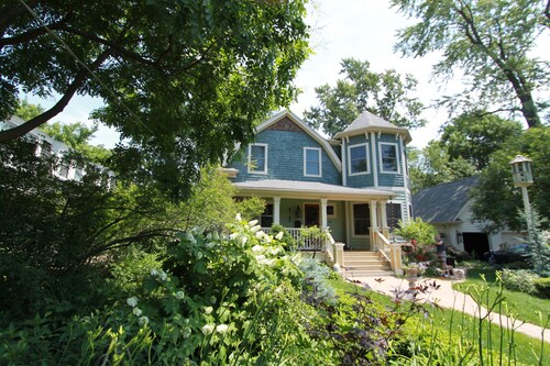 Charming Victorian Farm house with large eat in kitchen in Historic Glen Ellyn.