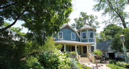 Charming Victorian Farm house with large eat in kitchen in Historic Glen Ellyn.