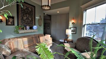 Smart-tv, eldstad, dvd-spelare och böcker