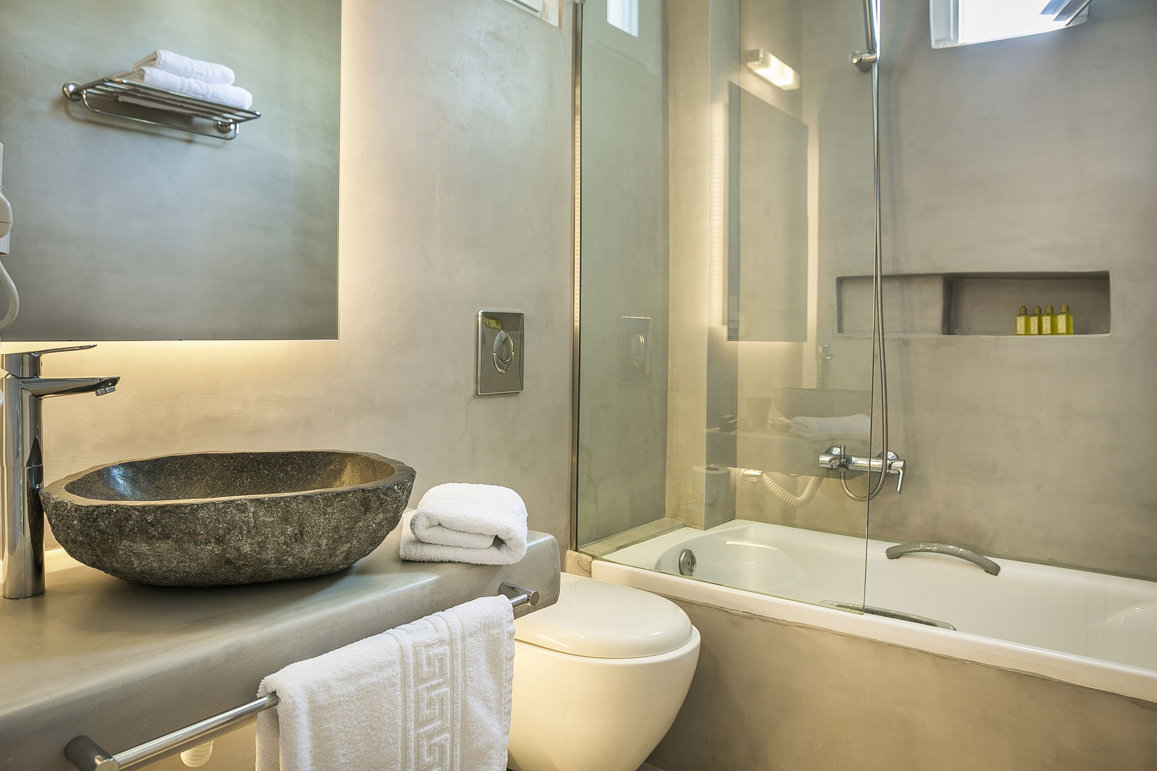 deep-soaking bathtub, free toiletries, hair dryer, towels