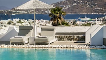 Piscine extérieure (ouverte en saison), parasols de plage