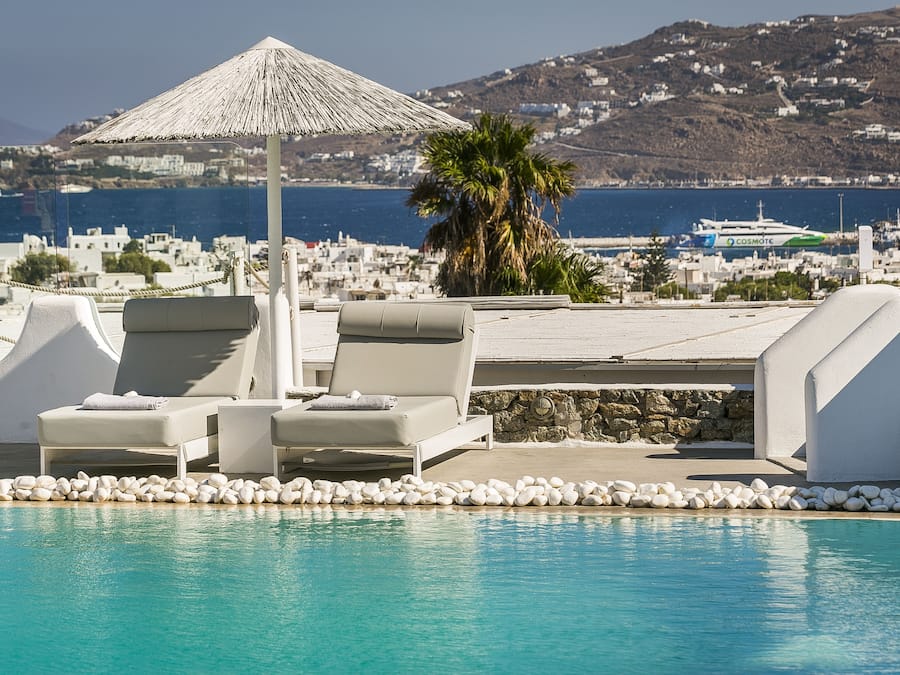 Una piscina al aire libre de temporada, sombrillas