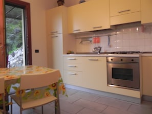 Refrigerador, horno, placa de cocina, cafetera/tetera