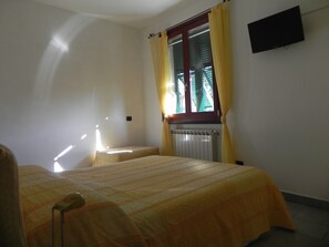1 bedroom, iron/ironing board, travel crib, free WiFi - House with garden (Levanto)