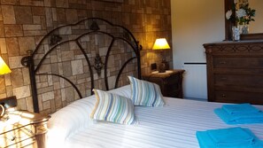 2 makuuhuonetta, tallelokero huoneessa, silitysrauta/-lauta