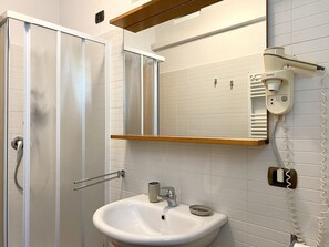 Ducha, secador de pelo, bidet, toallas