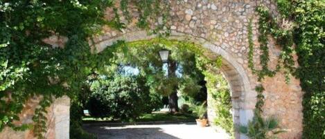 المنطقة المحيطة بالمنشأة