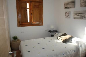 3 bedrooms, desk, iron/ironing board, free WiFi