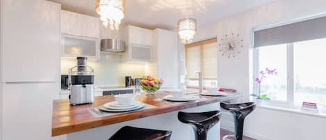 Kjøleskap, mikrobølgeovn, oppvaskmaskin og kaffetrakter/tekoker