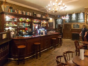 old bar in Leeds and we have the unicorn 7 mins walk -good inexpensive food  - Whole house - 2 bedrooms, lounge kitchen bathroom, front garden (Leeds)