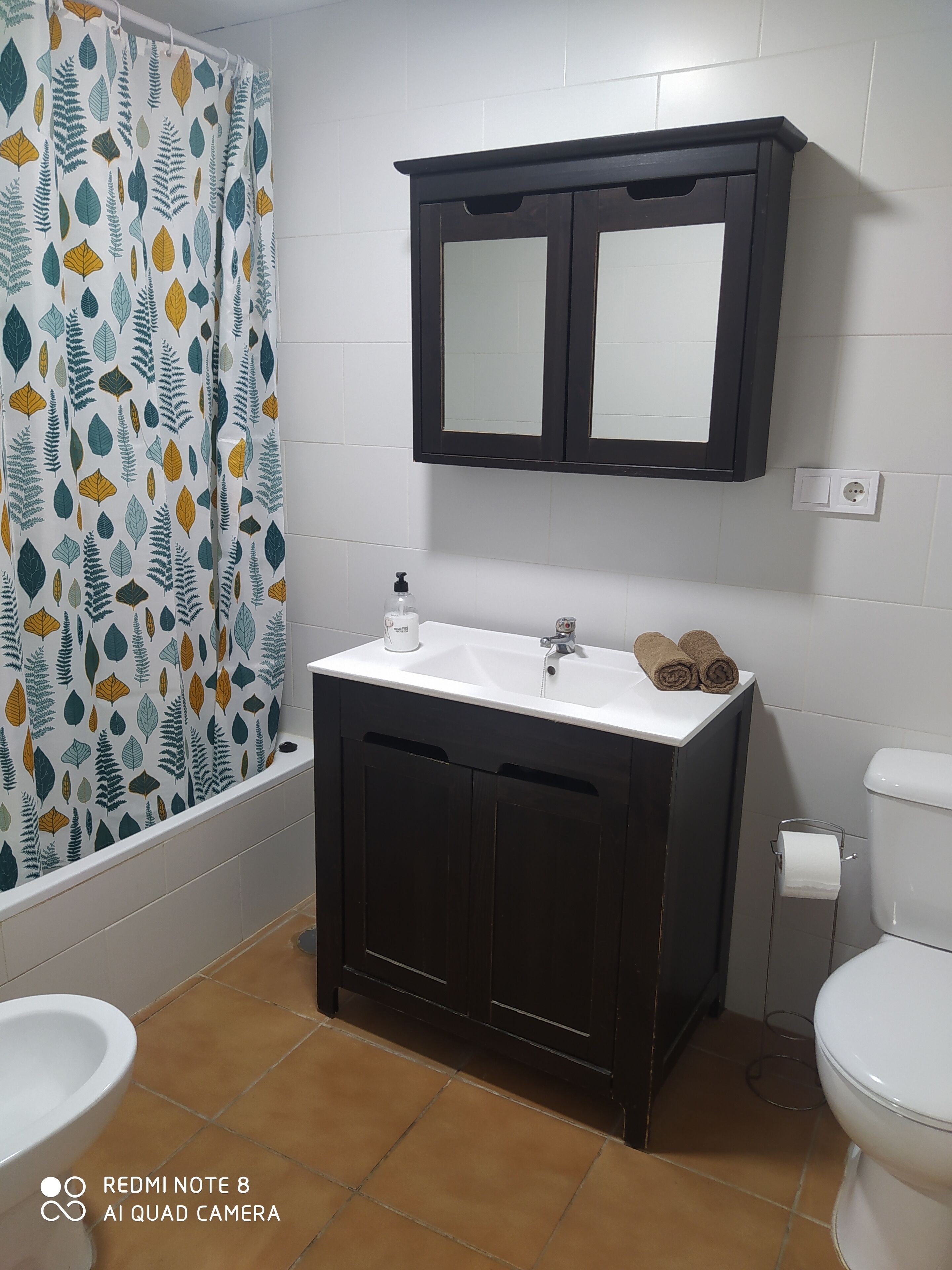 Een bad, een haardroger, een bidet, handdoeken