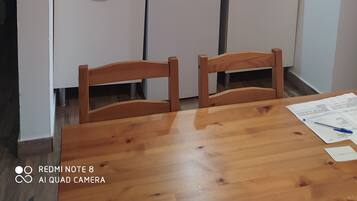 Refrigerador, microondas, parrilla de estufa y cafetera y tetera