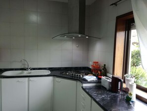 ثلاجة، ميكروويف، موقد طهي مسطح، غلّاية كهربائية