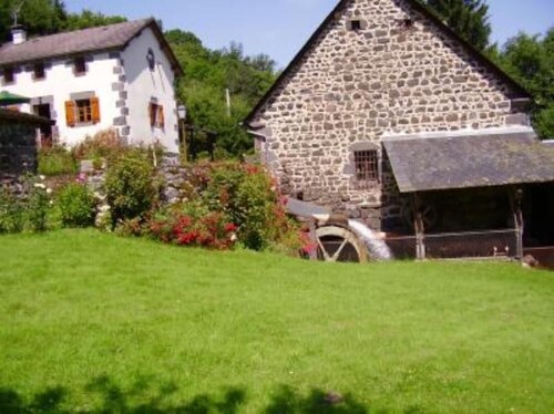 Ancien moulin à eau près des Volcans