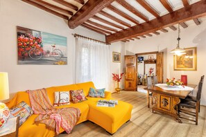 Smart-TV, Kamin, Bücher