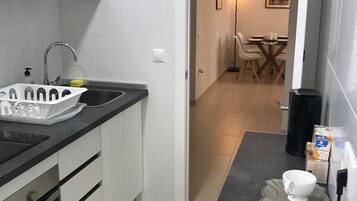 Een koelkast, een microgolfoven, een oven