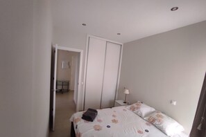 2 chambres, fer et planche à repasser, Wi-Fi, draps fournis