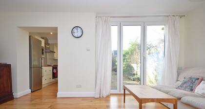 Leaview, Midhurst - a family house that sleeps 5 guests in 3 bedrooms