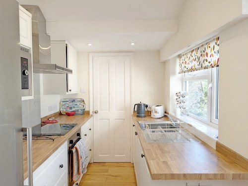 Leaview, Midhurst -  a family house that sleeps 5 guests  in 3 bedrooms