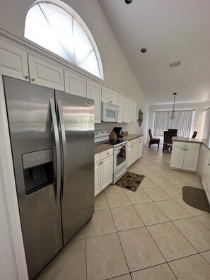 Fridge, microwave, oven, stovetop - Villa Vera - Naples near to the beaches, large heated private pool (Naples)