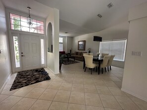 3 bedrooms, iron/ironing board, WiFi, bed sheets - Villa Vera - Naples near to the beaches, large heated private pool (Naples)