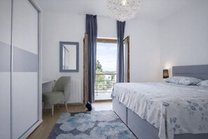 3 habitaciones, escritorio, tabla de planchar con plancha y wifi gratis 