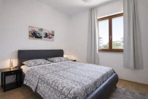 3 quartos, escrivaninha, ferros/tábuas de passar roupa