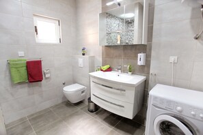 Comfort Apartment, Beach View | Bathroom