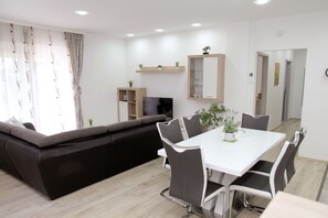 Comfort Apartment, Beach View | Living area | Flat-screen TV - Apartments Viki (Trogir)