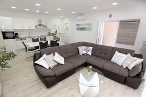 舒適公寓, 海灘景觀 | 起居區 | 平面電視