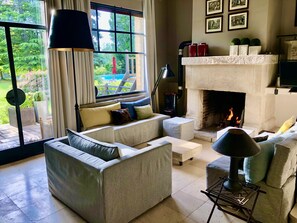 智能電視、壁爐、乒乓球設施、書籍