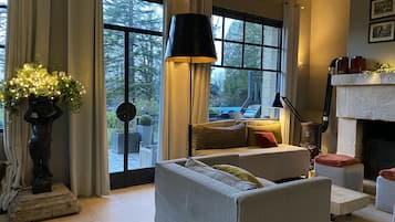 Smart TV, chimenea, tenis de mesa y libros