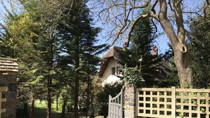 A rustic stone building with a wooden gate and a stone wall. - House to rent for 6-12 people in Vaudreuil-27-Louviers-Gaillon- Andé-Rouen (connelles)
