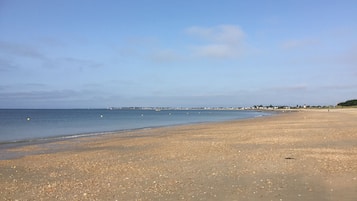 Una spiaggia nelle vicinanze
