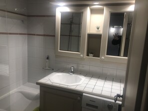 Badewanne, Haartrockner, Handtücher