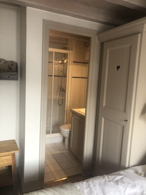 Baignoire, sèche-cheveux, serviettes fournies