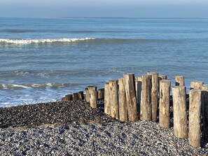 A rocky shoreline with wooden posts and a pebbly beach. - "LA PERGOLA" COUNTRY HOUSE NEAR ST VALERY SUR SOMME (Lanchères)