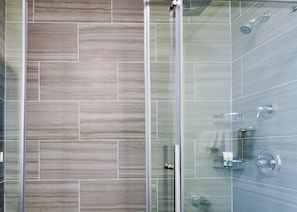 Quarto solteiro básico, 2 camas Queen, para não fumantes | Banheiro | Chuveiro, chuveiro com efeito de chuva, produtos de toalete grátis